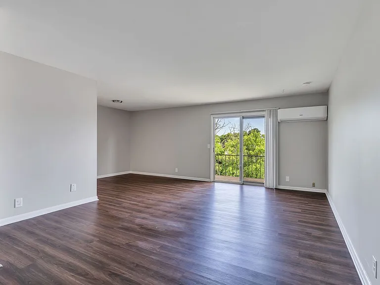 Executive House Apartments — Photo 8