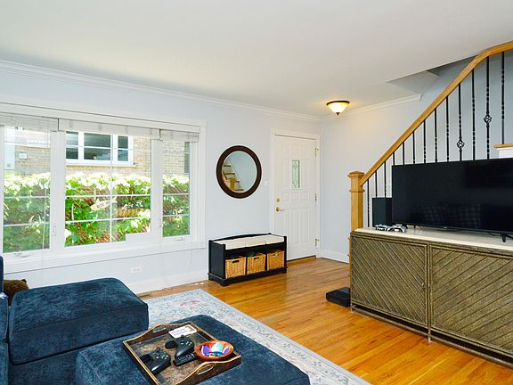 3rd image of 1122 W Morse Ave Unit B
