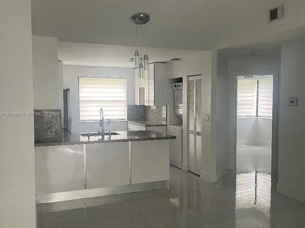 10121 W Sunrise Blvd APT 301, Plantation, FL 33322