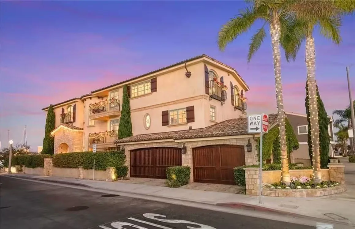 900 East Balboa Boulevard - . — Photo 2