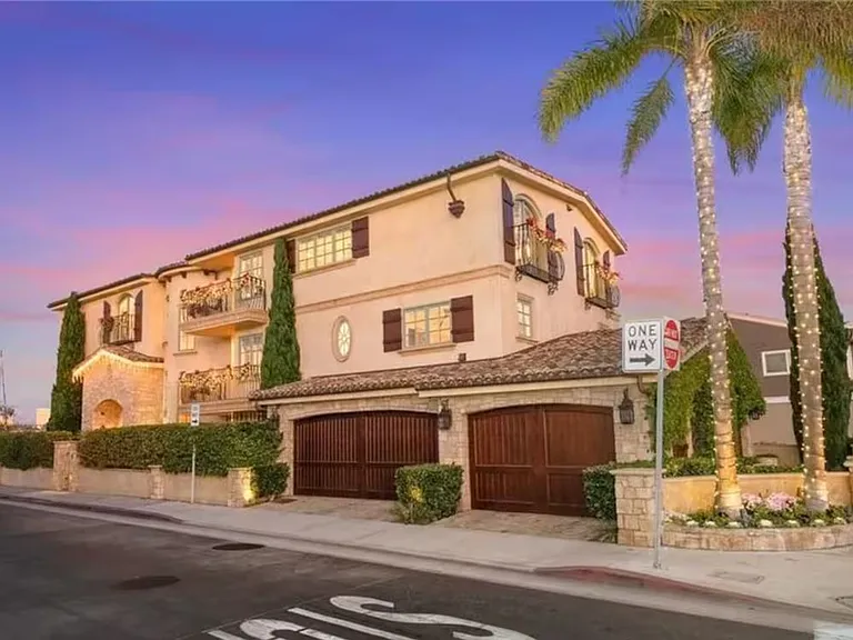 900 E Balboa Blvd — Photo 2