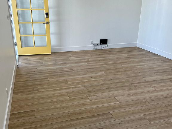 LIvingroom with 3 Large windows
Outlet for wall mounted tv
Light dimmers