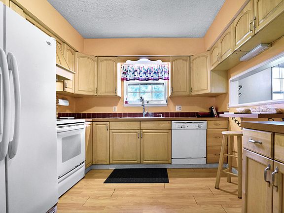 3rd image of 1254 Arbor Cir