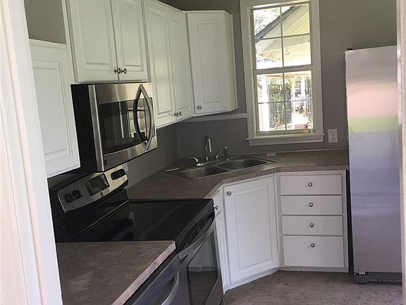 3rd image of 18 Brentwood Ln