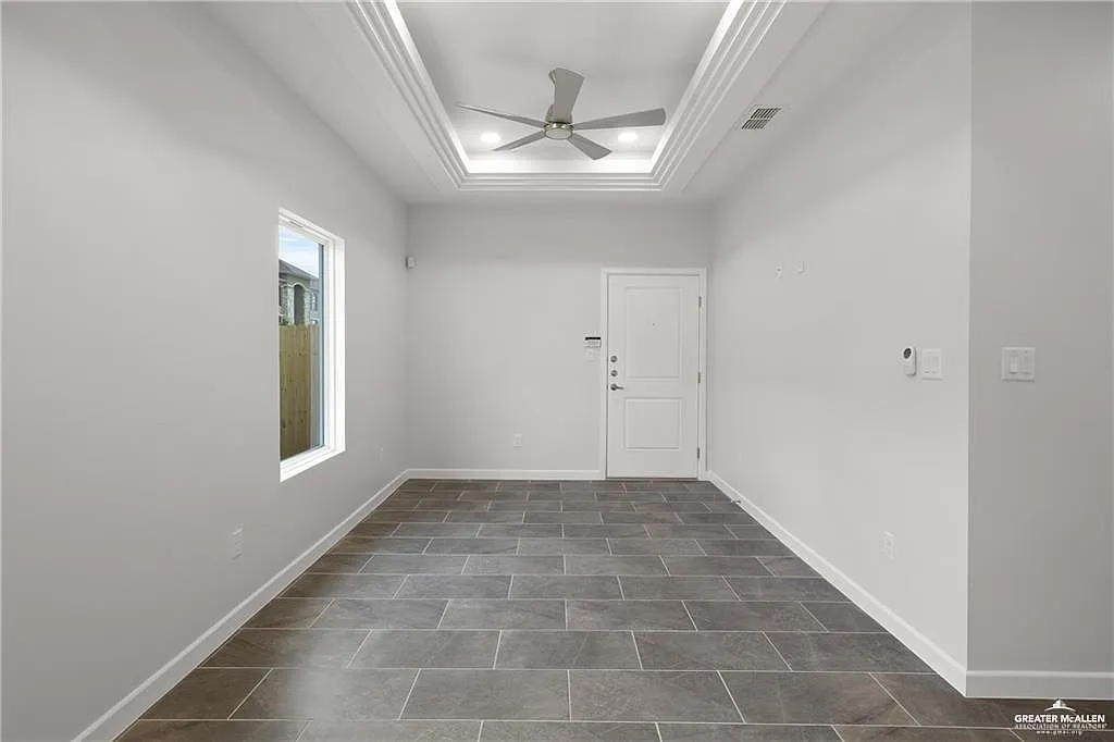 3 bed, 2.0 bath, 1038 sqft, $1,400 — Photo 3