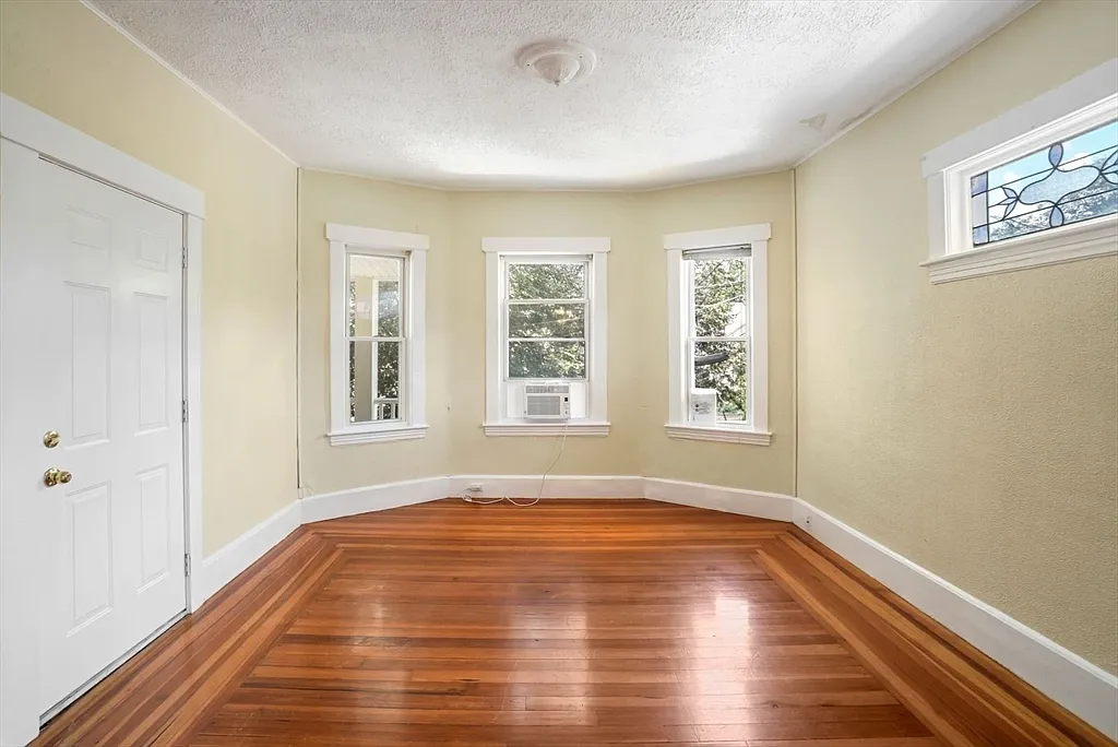 3 bed, 1.0 bath, 1415 sqft, $3,200 — Photo 2
