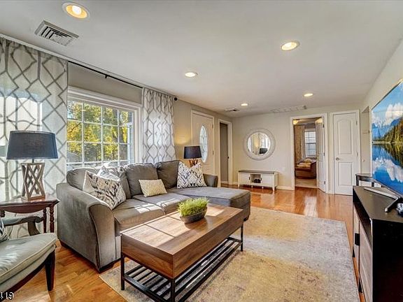5th image of 12 Harmony Ln