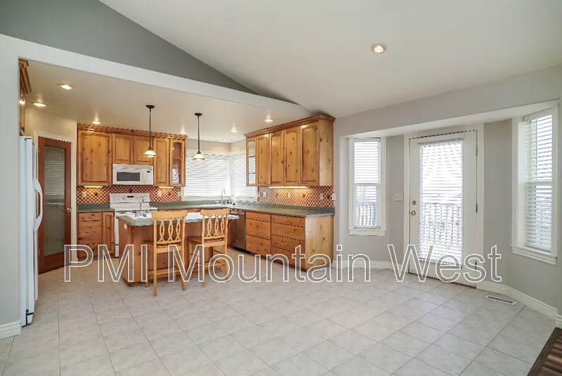3 bed, 2.0 bath, $2,095 — Photo 4