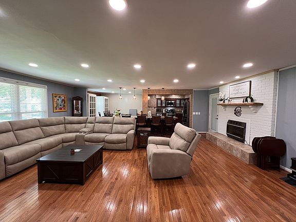 4th image of 215 Maple Way