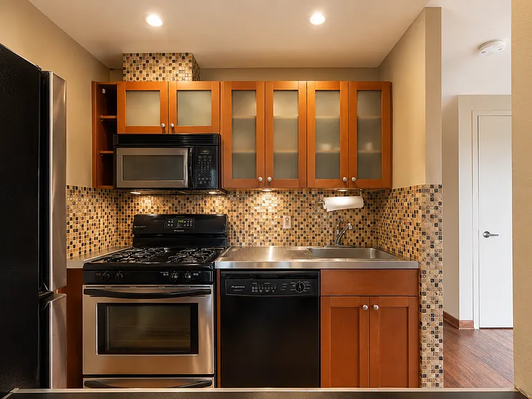 222 Montgomery St #4C — Photo 3