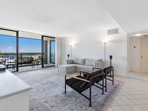 5th image of 124 Lakeshore Dr #6300