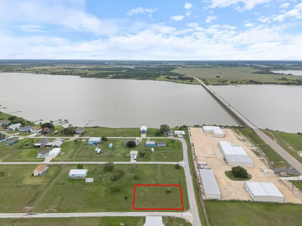 14 Calumet Dr, Palacios, TX 77465