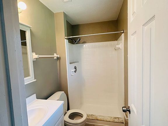 3rd image of 421 S Hawthorn Cir
