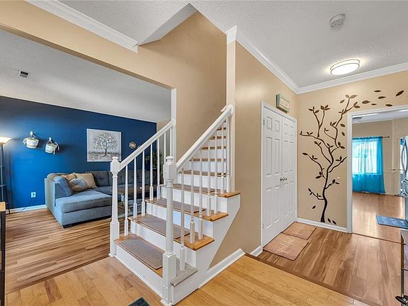 4th image of 412 Hatfield Place