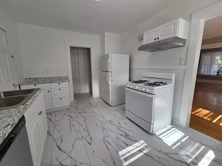 536 Whittier Ave — Photo 8