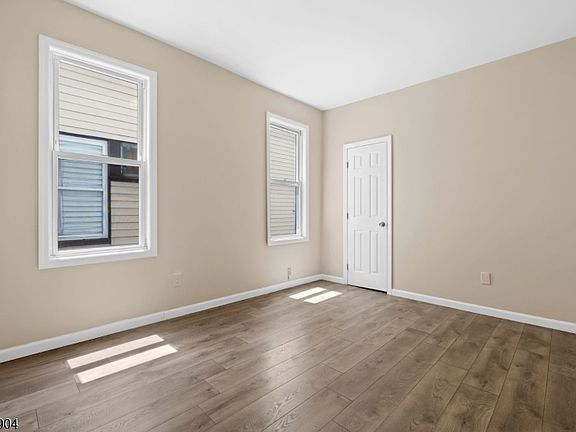 4th image of 278 Wainwright St