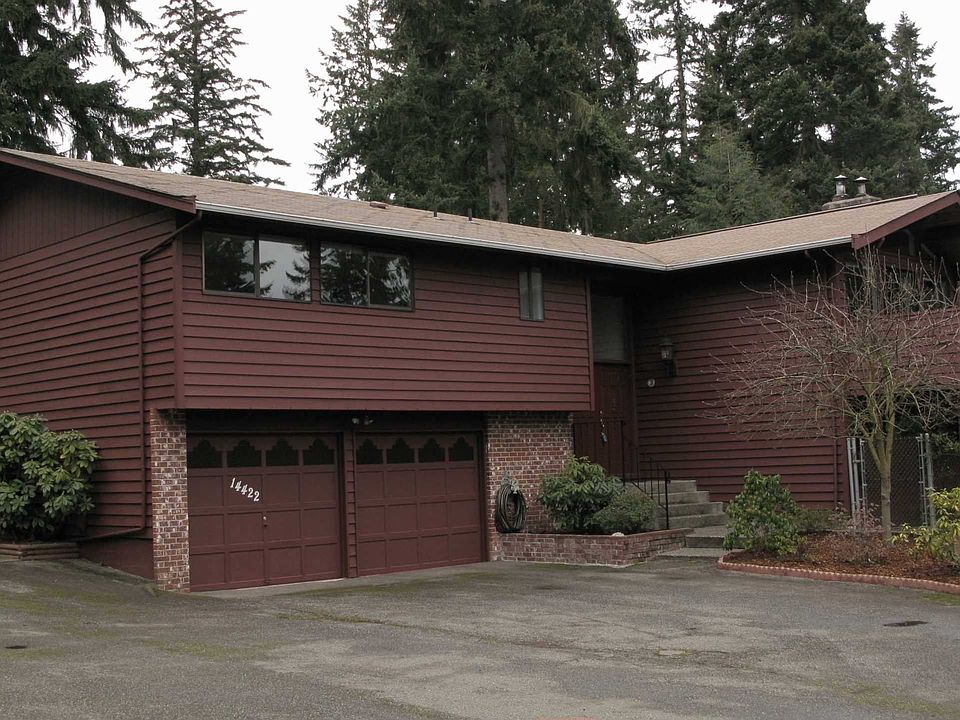 Front of house w/tons of parking