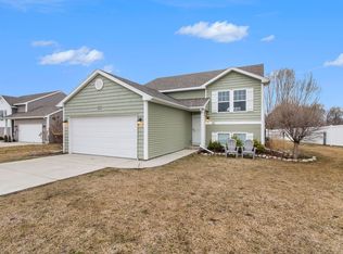 387 Geneva Ct, Howell, MI 48855
