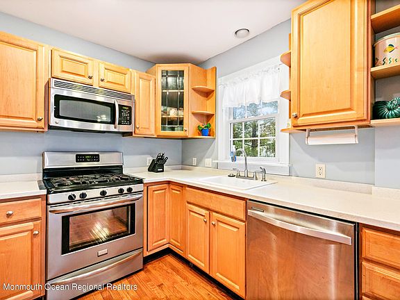 4th image of 9905 Beach Ave