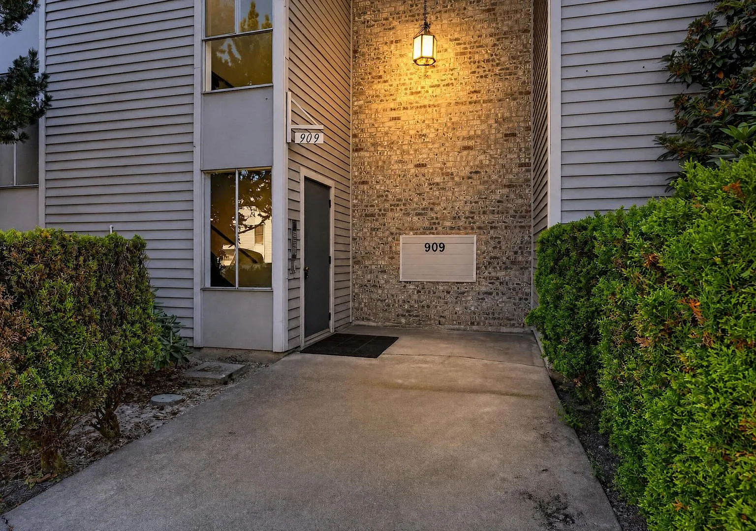 Charming 1-Bedroom Apartment in Highland Park Freshly Updated & Conveniently Located — Photo 1