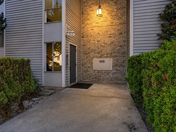 Charming 1-Bedroom Apartment in Highland Park Freshly Updated & Conveniently Located