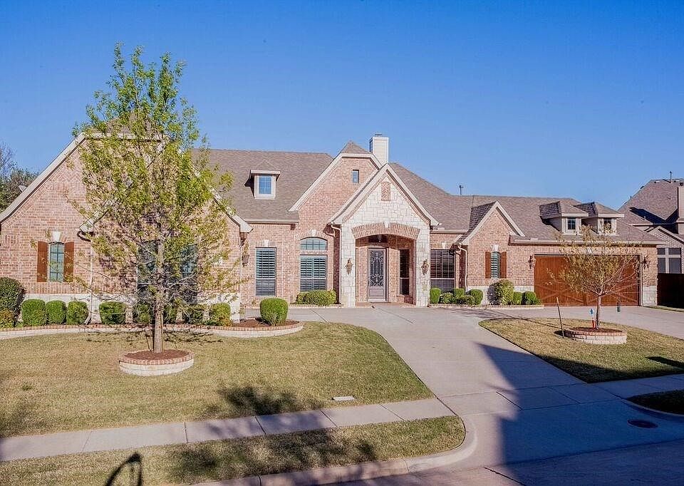Beautiful single story home exquisitely designed by Sheridan Homes.  Built with luxury upgrades to impress.