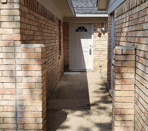 3rd image of 404 Birdsong Ln