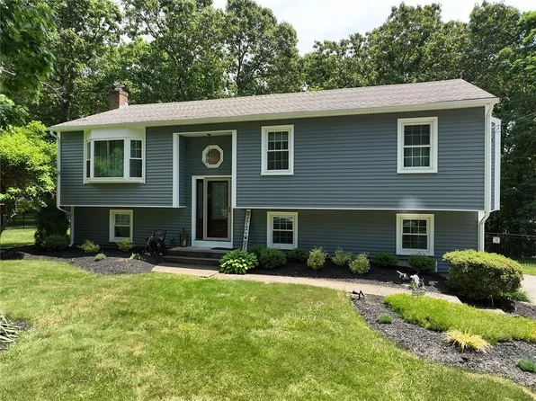 11 Deer Run Dr, Coventry, RI 02816