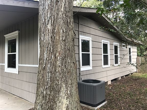 4th image of 207 Camellia St