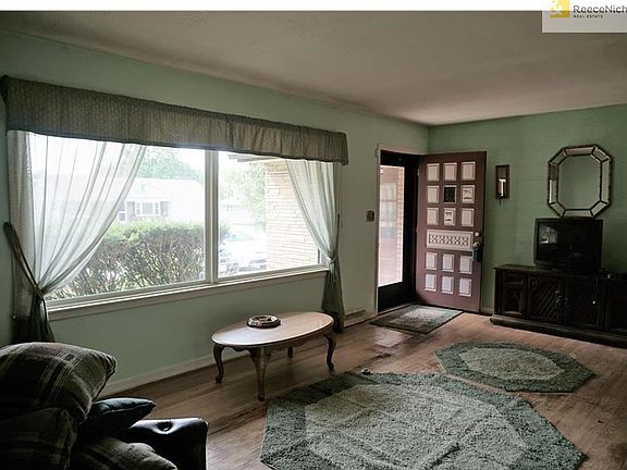 5th image of 10109 Forest Ave