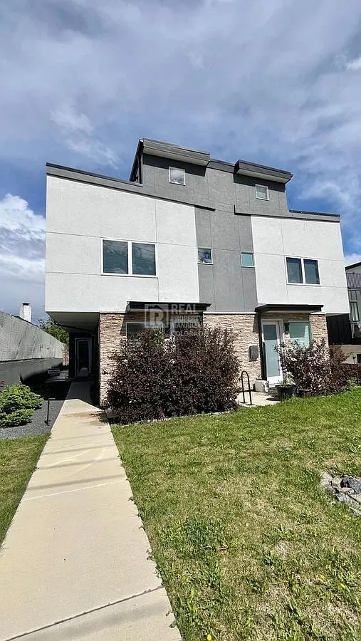 Modern 3-Bedroom Townhouse with Private Rooftop Deck in West Colfax! — Photo 2