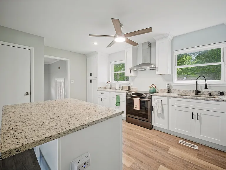 220 Manchester Dr — Photo 11