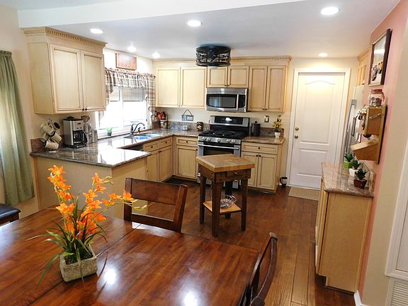 4th image of 3081 E Hilldale Ave