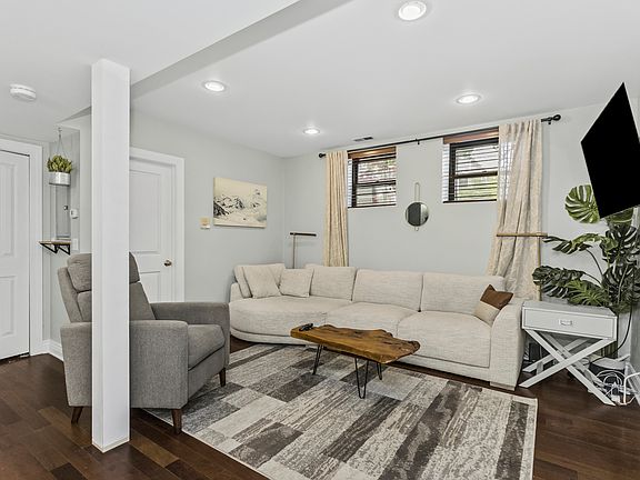 3rd image of 1946 W Newport Ave #1E