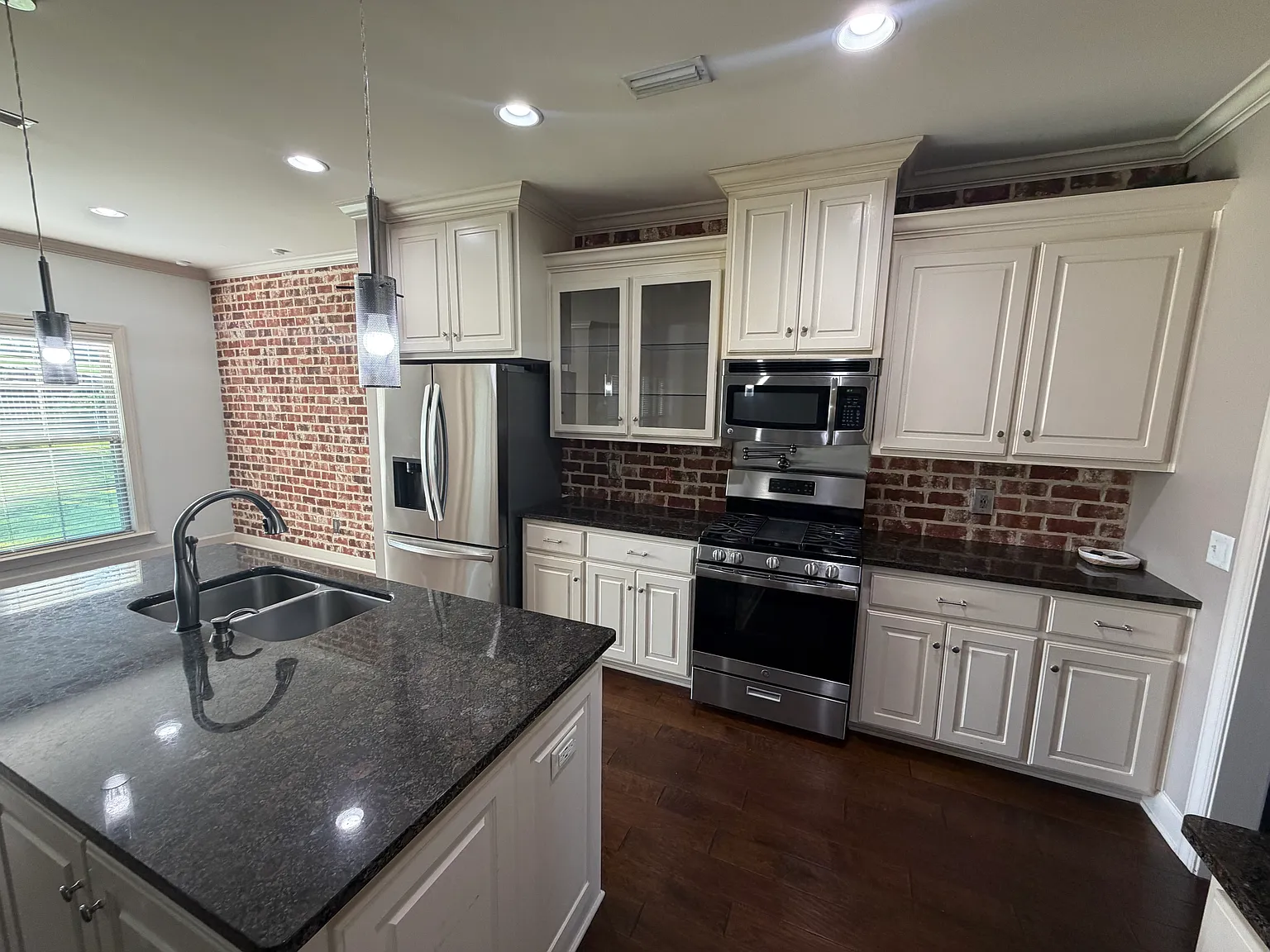 4 bed, 2484 sqft, $2,300 — Photo 4