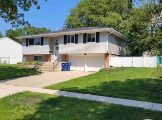 211 Wakefield Ln, Schaumburg, IL 60193