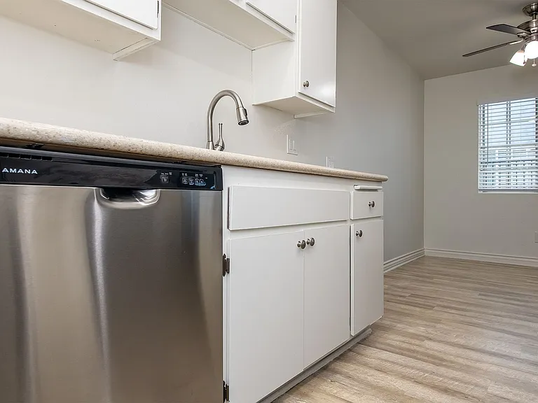 620 West Wilson — Photo 9