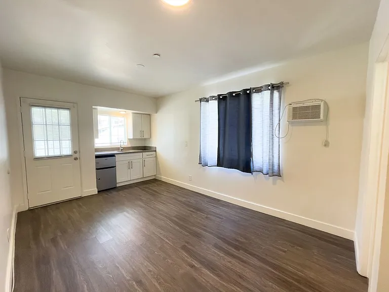 1213 Dewey Ave — Photo 2
