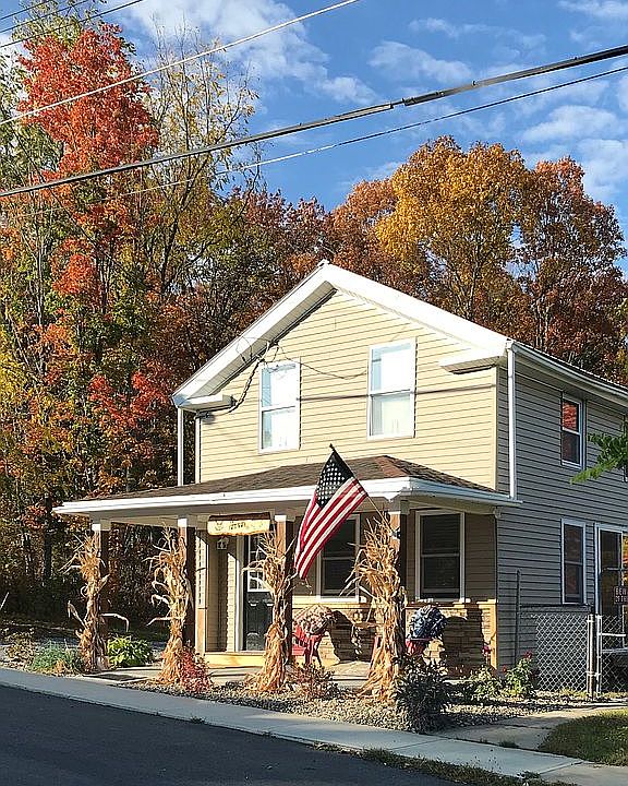1st image of 8 Pond St