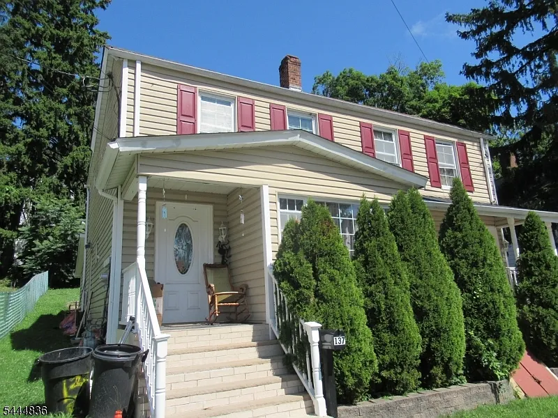 137 Thompson Ave