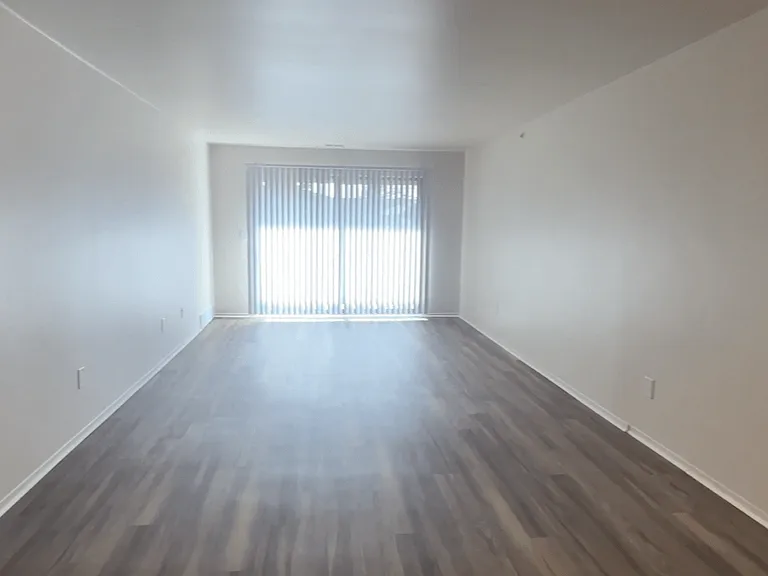 Lakeside Village Apartments — Photo 97