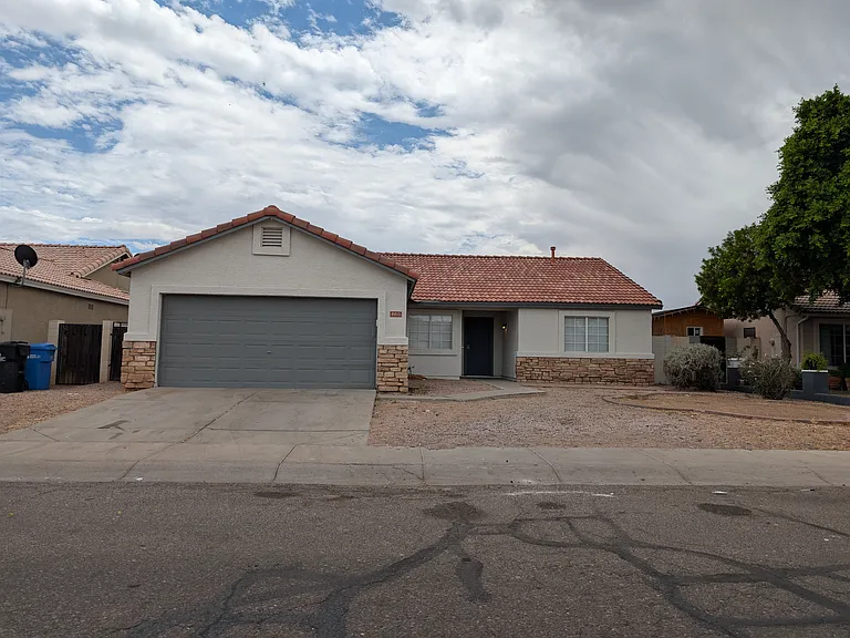 8815 W Holly St — Photo 1