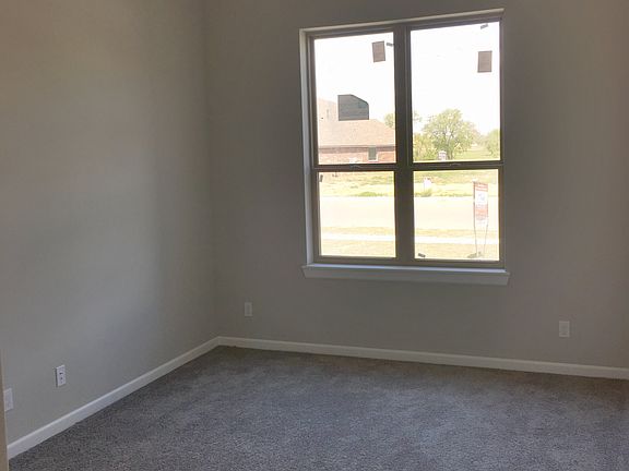 Bonus room, office/dining
