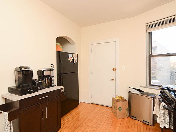 3rd image of 3724 N Sheffield Ave #2N