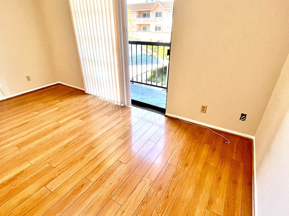 Open concept living & dining room
