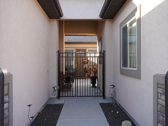 Privacy entry with gate.