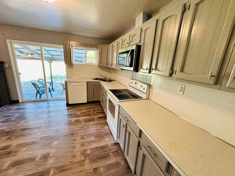 22213 NE 37th Ave — Photo 8