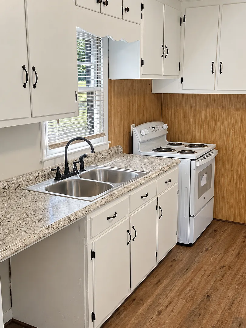 Three bedroom, one bath house in Hillsborough — Photo 4