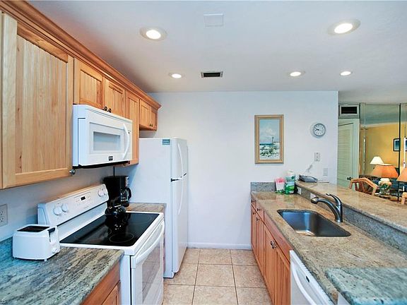 4th image of 827 E Gulf Dr Unit A1