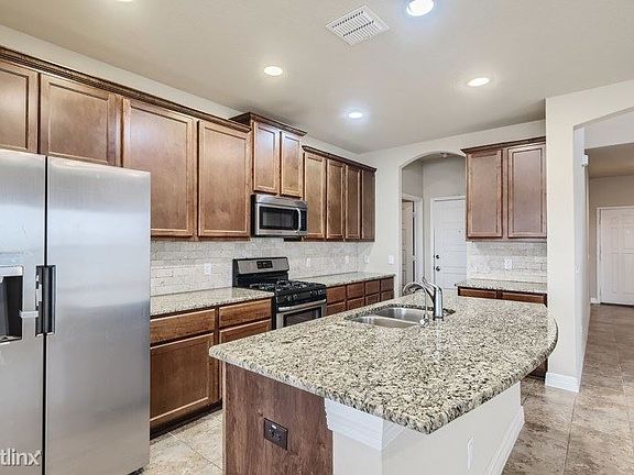 5th image of 656 Community Dr